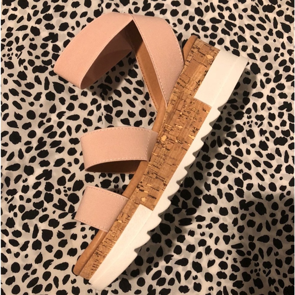 Light pink platform sandals​